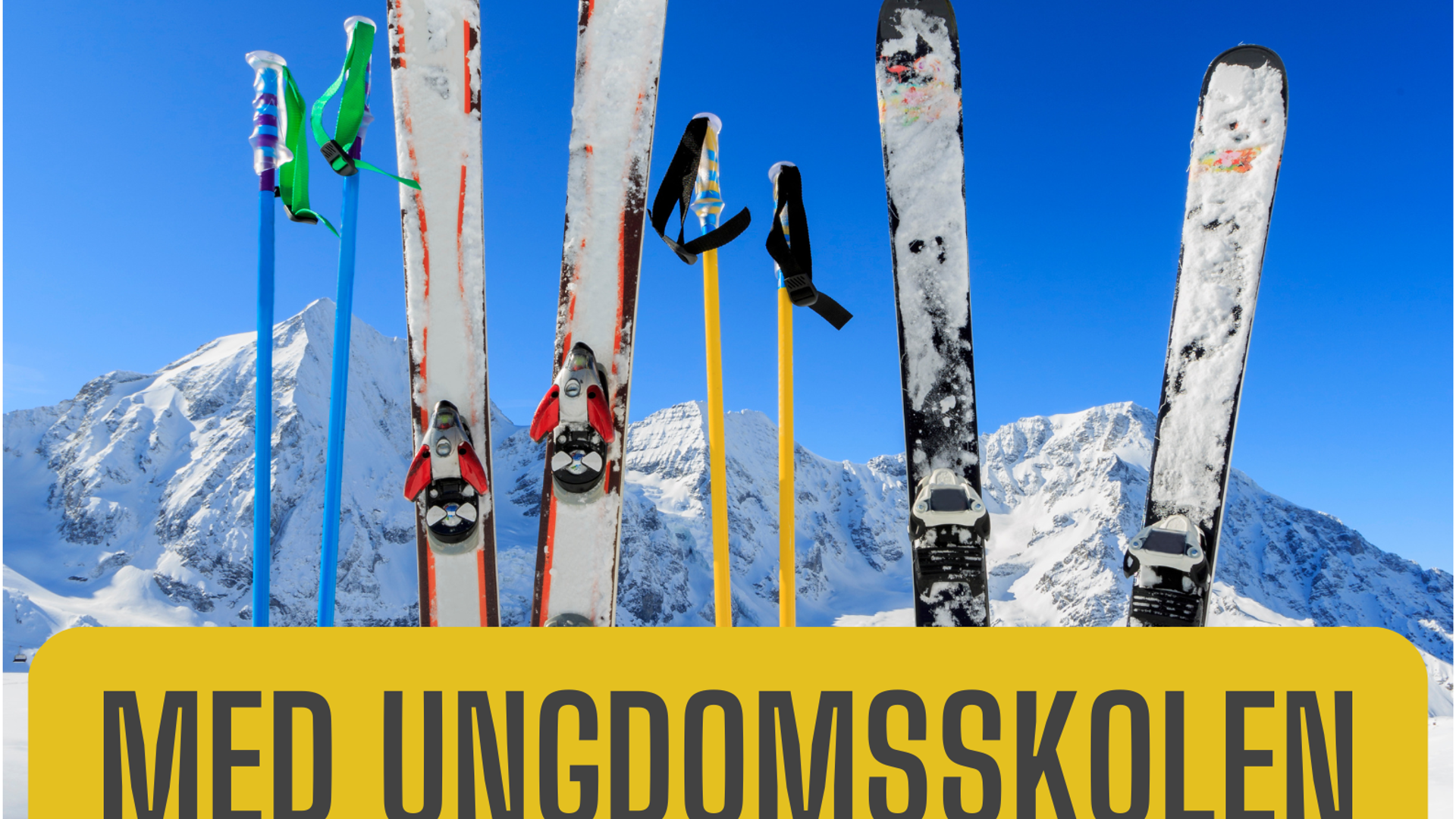 Ski og Skistave på en løjpe med snedækkede bjerge i baggrund, blå himmel og høj sol