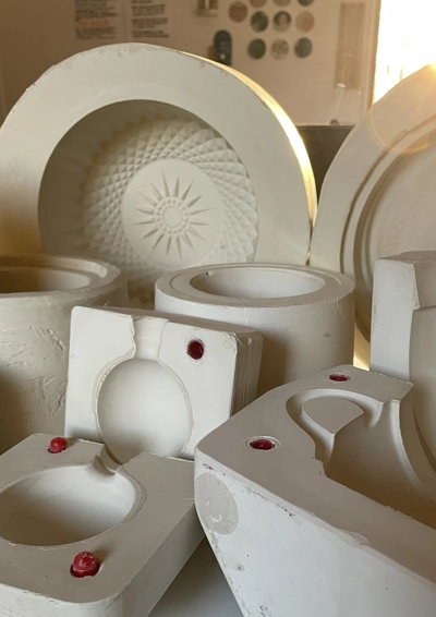 Billede af forskellige støbeforme til keramik