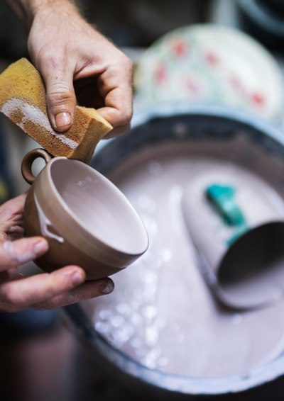 Billede af en keramikkop der bliver glaseret 