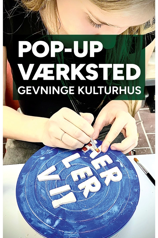 Ung på keramikværksted der maler keramik