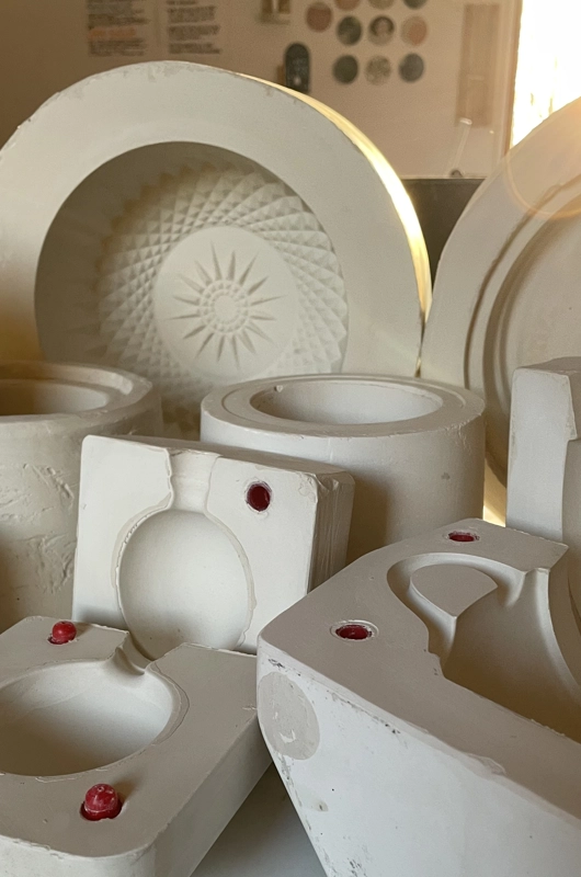 Billede af forskellige støbeforme til keramik