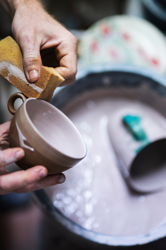 Billede af en keramikkop der bliver glaseret 